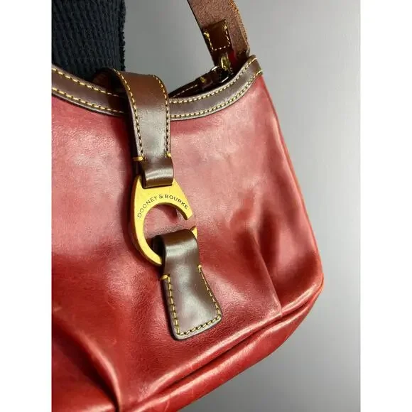 Dooney & Bourke red leather Derby shoulder bag. - Picture 4 of 6
